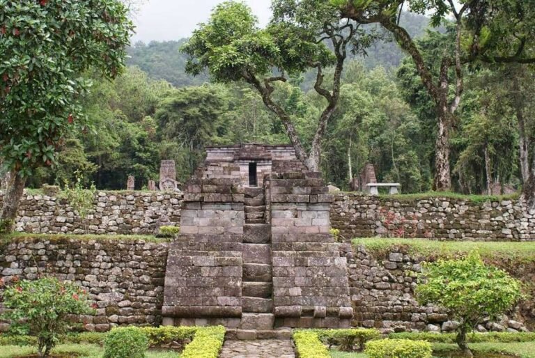 Candi Sukuh pabora tintin 768x514