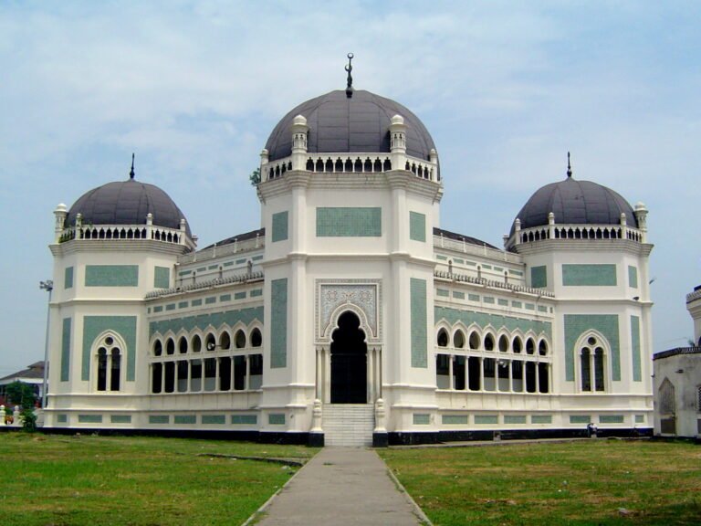 Great mosque in Medan cropped 768x576