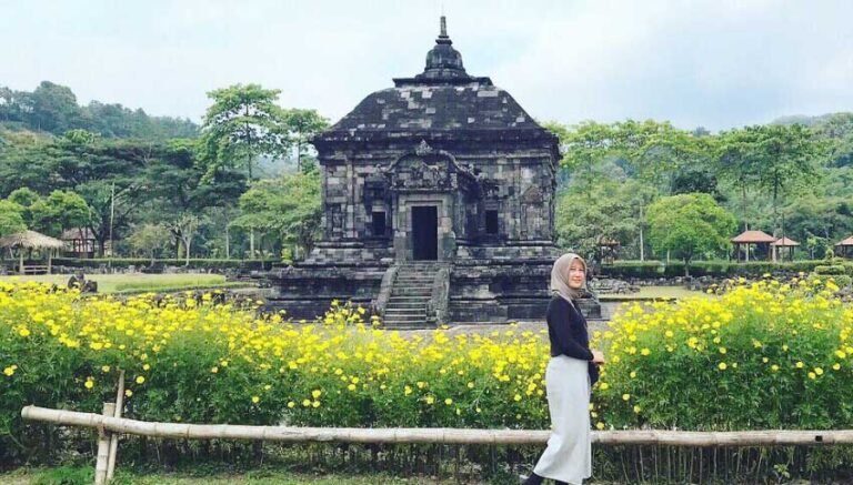 Wisatawan di Candi Banyunibo 768x437