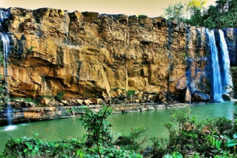 salah satu pemandangan di geopark ciletuh sukabumi jawa barat  150327104730 194 768x514