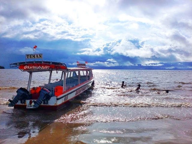 boat yang digunakan untuk mengangkut wisatawan