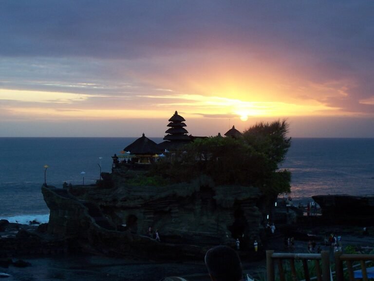 1200px Pura tanah lot sunset no3 768x576