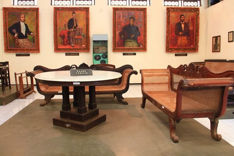 5  Suasana ruang tengah rumah kediaman R A  Kartini di museum yang dahulu menjadi rumah pribadi pahlawan wanita ini 768x512