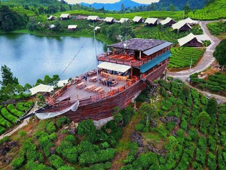 Dari lantai 4 balkon Kapal Pinisi di tepi Situ Patenggang Bandung ini wisatawan dapat melihat indahnya pemandangan dari ketinggian Febi Handrianto e1565258538356 768x576