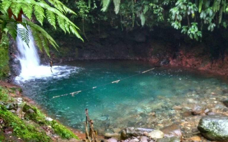 Ketinggian air terjun yang hanya sekitar 6 meter menjadikan Curug Pangeran Bogor memiliki arus yang aman bagi wisatawan Amanah Hijriah e1559623625575 1362x851 1 768x480