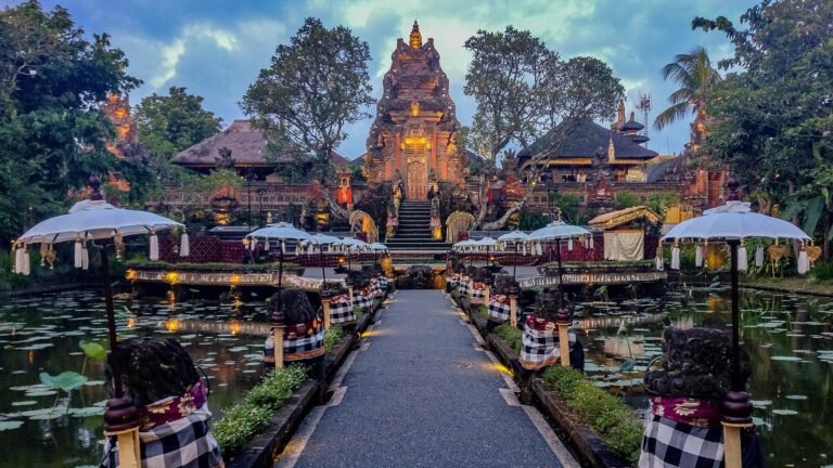 Keunikan Pura Saraswati Gianyar Bali dengan arsitektur khas candi berpadu dengan kolam teratai Сергей Ваньков 1 e1584697388409 768x432