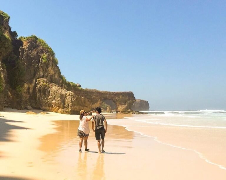 Pantai Mbawana Batu Bolong 1024x814 1 768x611