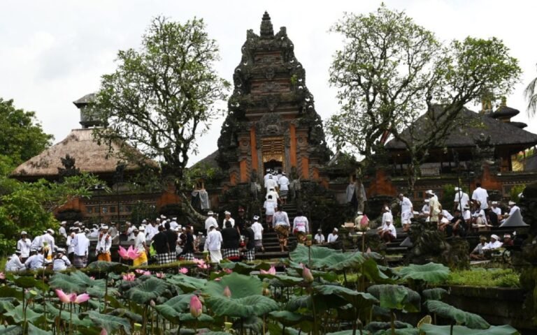 Pelaksanaan peribadatan sebagai bagian dari wisata religi di Pura Saraswati Gianyar Bali ABDULLAH ALKAISY 1 1024x640 1 768x480