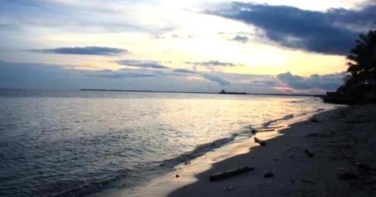 Selayang Pandang Pantai Monpera 768x403