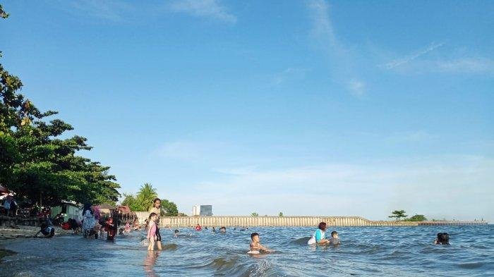 dan payung awan biru di pantai monpera