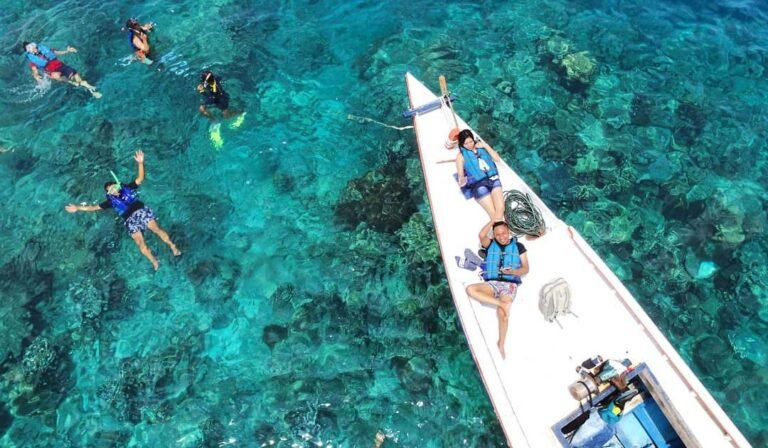 hipwee 3 1 IslandHopping By paket wisata karimunjawa murah 1080x630 1 768x448