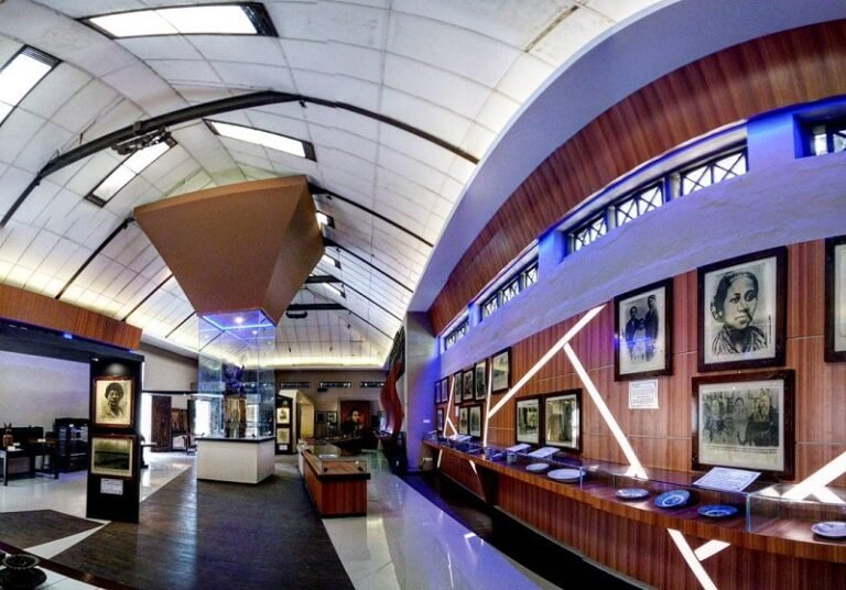 melihat koleksi pencetus emansipasi wanita di museum kartini bxvaFEJhdN 768x536