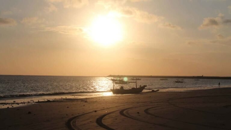 pantai kelan 1248x703 1 768x433