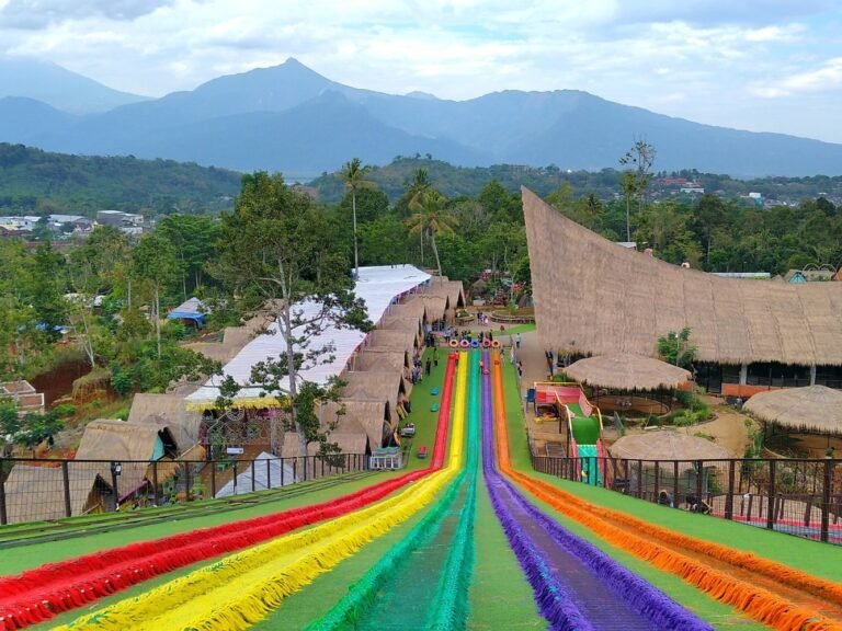 Wahana Perosotan warna warni berlatar gunung ungaran 768x576