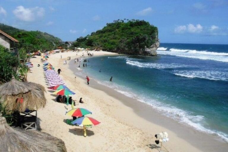 pantai indrayanti gunung kidul 768x514