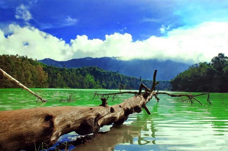 telaga warna dieng 768x510