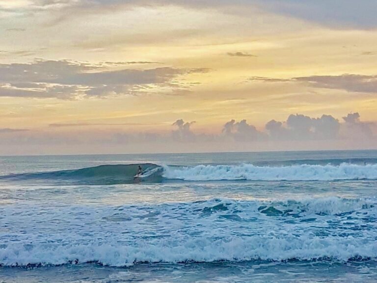 surfing di pantai berawa canggu bali 768x576