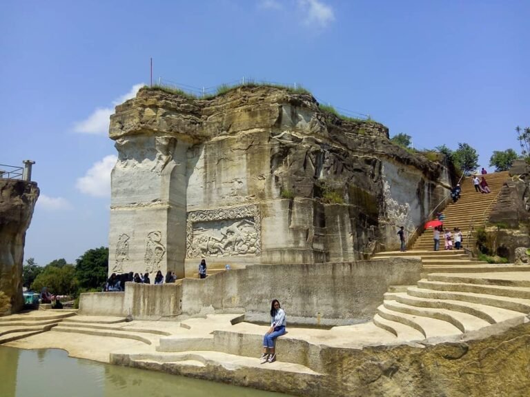 harga tiket masuk tebing breksi 768x576