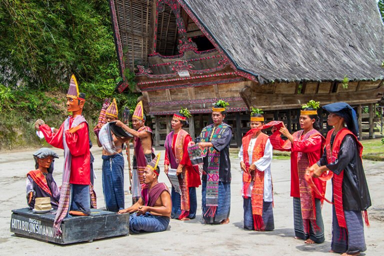 Geosite Simanindo Batak Museum – Batu Hoda – Stone Tombs1 768x512