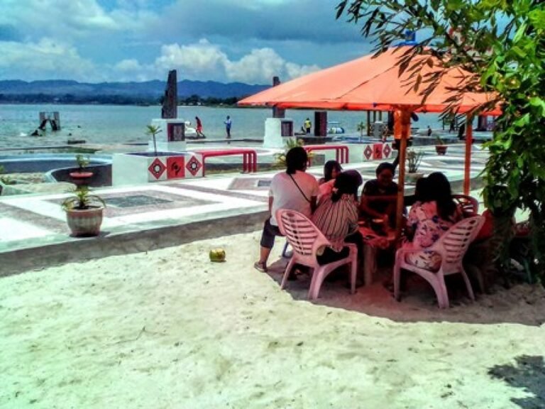 Pantai Pasir Parparean2 768x576