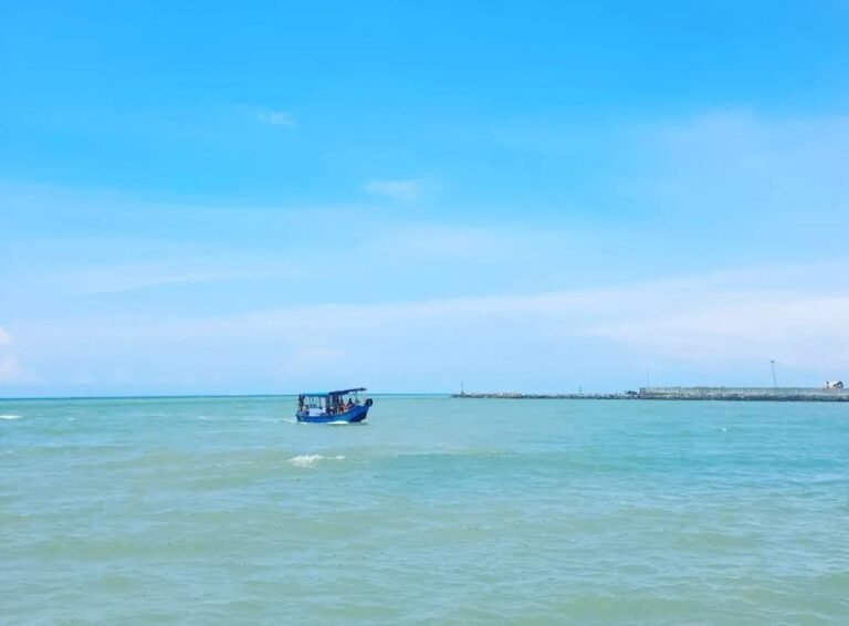 pantai balongan indah3 768x566