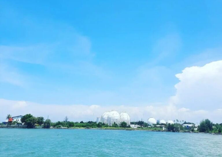 pantai balongan indah5 768x543