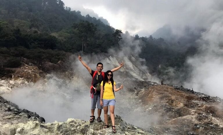 trekking kawah ratu gunung salak 768x467