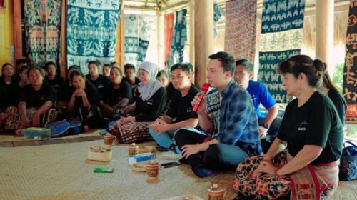 Nicholas Saputra dampingi penenun Sumba Timur hadirkan wastra warna alam