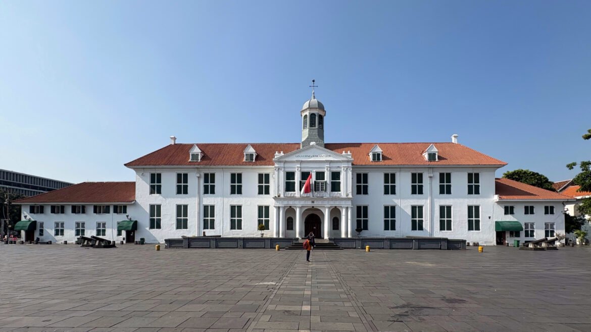 Melintasi Lorong Waktu: Pesona Arsitektur dan Napas Sejarah di Tiga Kota Tua Indonesia